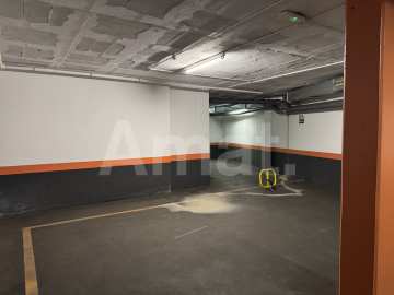 LARGE GARAGE SPACE FOR SALE - WITH CAPACITY FOR UP TO 4 VEHICLES -8