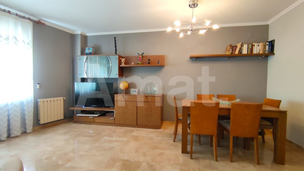 Casa de poble amb garatge, al centre -7