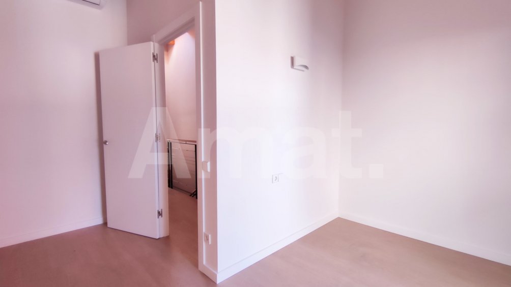 4-bedroom town house, in the center -6