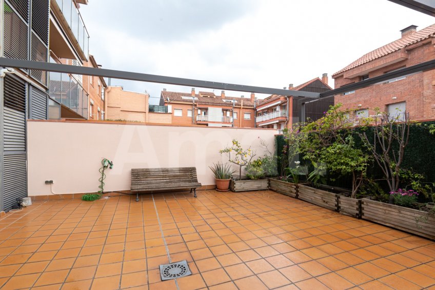 Moblada planta baixa amb gran terrassa, a prop del Walden