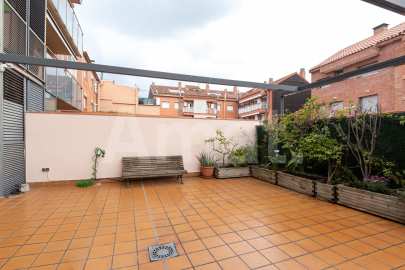 Moblada planta baixa amb gran terrassa, a prop del Walden