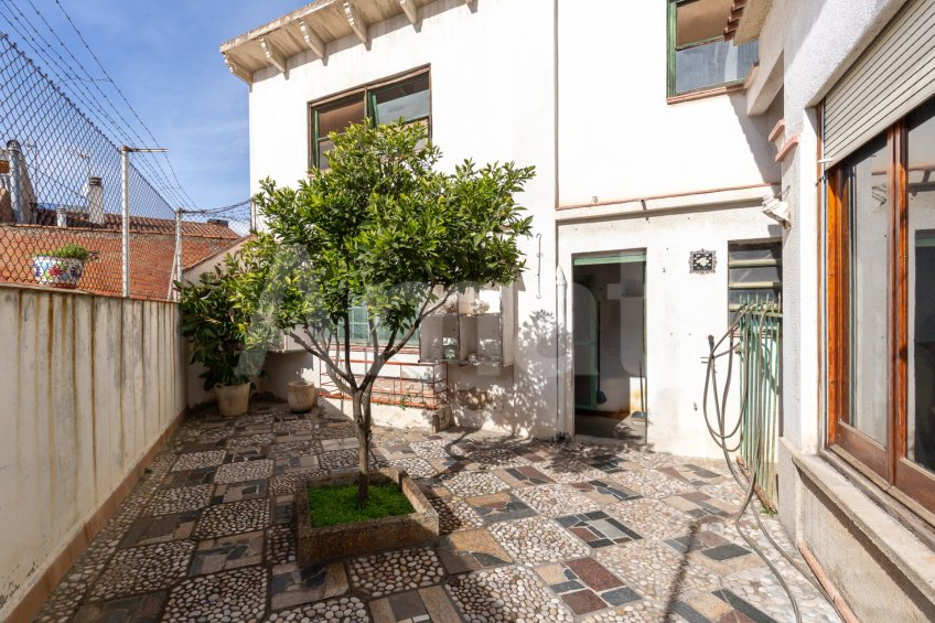 Planta baixa amb jardí, per reformar, al costat de la Biblioteca