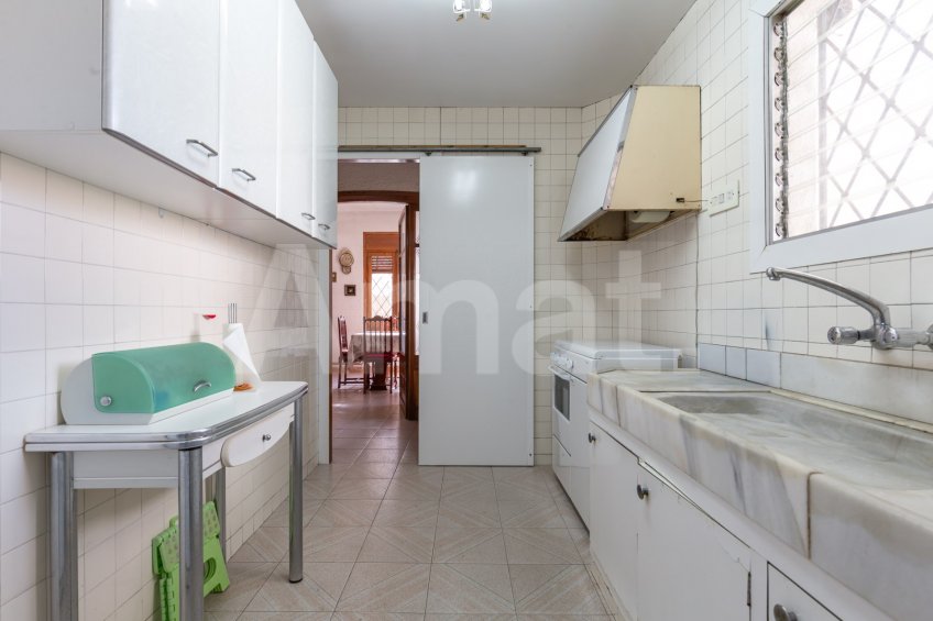 Planta baixa amb jardí, per reformar, al costat de la Biblioteca -11