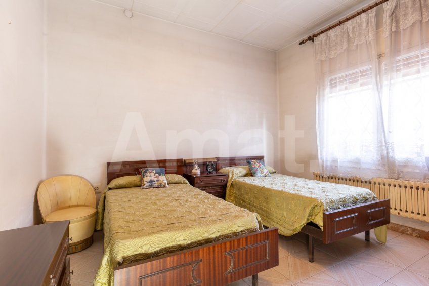 Planta baixa amb jardí, per reformar, al costat de la Biblioteca -14