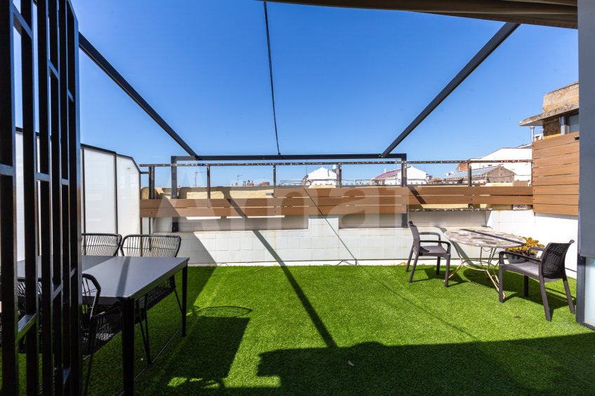 Renovated penthouse with large terrace, in Esquerra Eixample