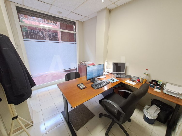 Local en venta en Sant Joan Despí, ideal para tu negocio. -2