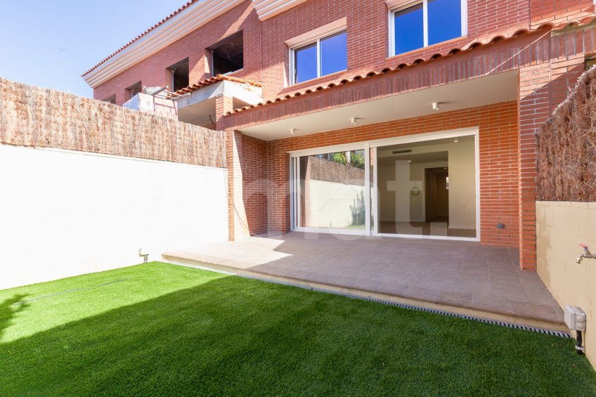 CASTELLBISBAL HOMES - Brand new terraced house, in the center -16
