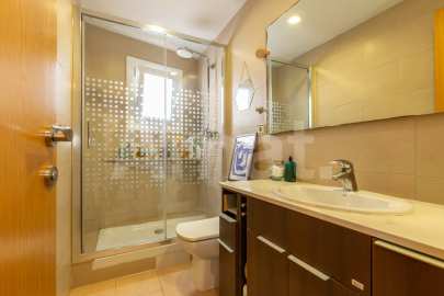 Bright and renovated flat, in El Guinardó -21
