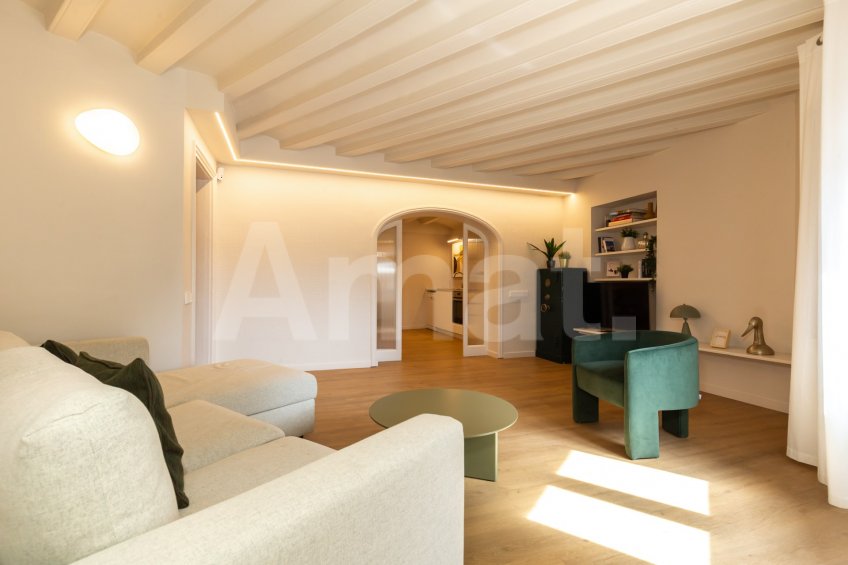 1840 APARTMENTS– Piso reformado y amueblado con 3 dorm. y piscina