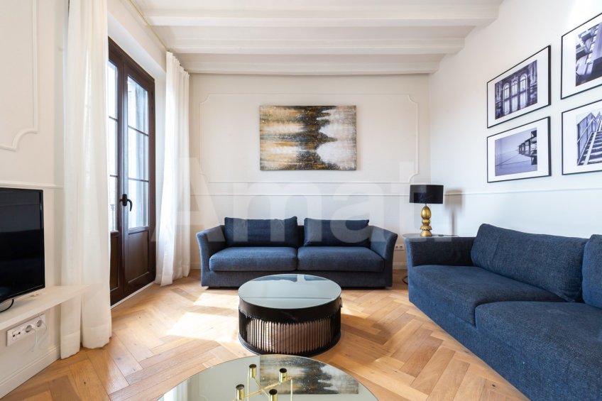 1840 APARTMENTS– Renovated and furnished 2-bedroom flat with pool