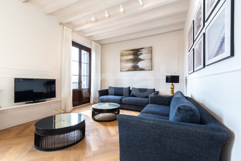 1840 APARTMENTS– Renovated and furnished 2-bedroom flat with pool -3