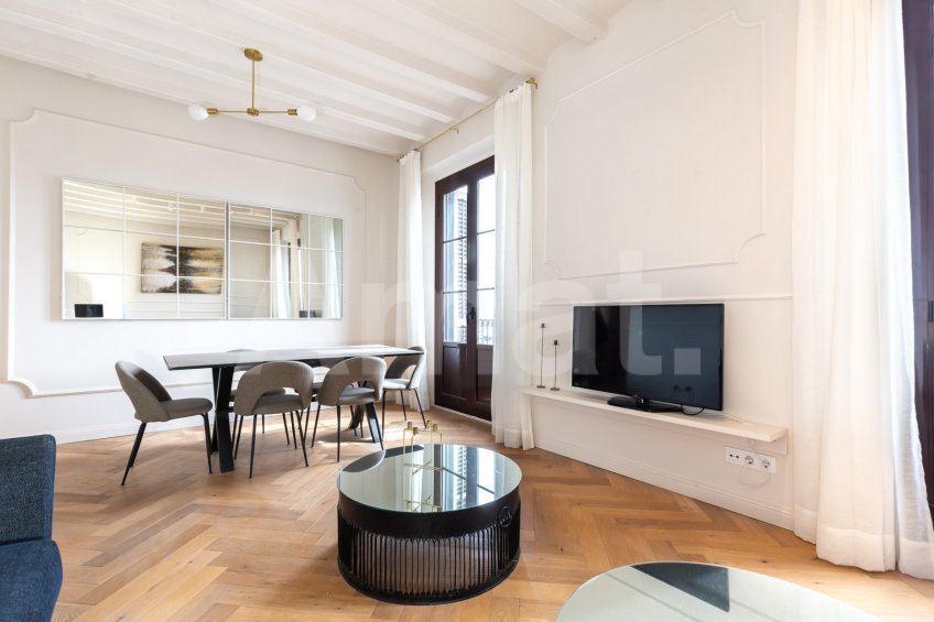 1840 APARTMENTS– Renovated and furnished 2-bedroom flat with pool -4