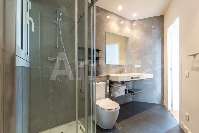 1840 APARTMENTS– Renovated and furnished 2-bedroom flat with pool -7