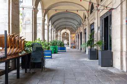 1840 APARTMENTS– Renovated and furnished 2-bedroom flat with pool -21