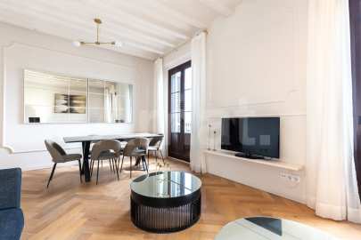 1840 APARTMENTS– Renovated and furnished 2-bedroom flat with pool -4