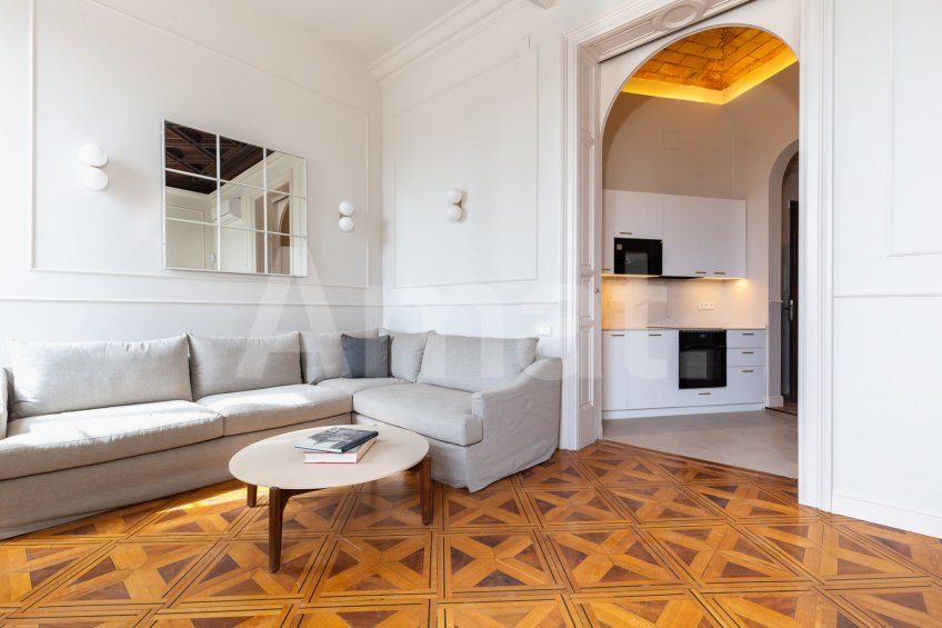 1840 APARTMENTS– Pis reformat i moblat de 2 dorm. amb piscina