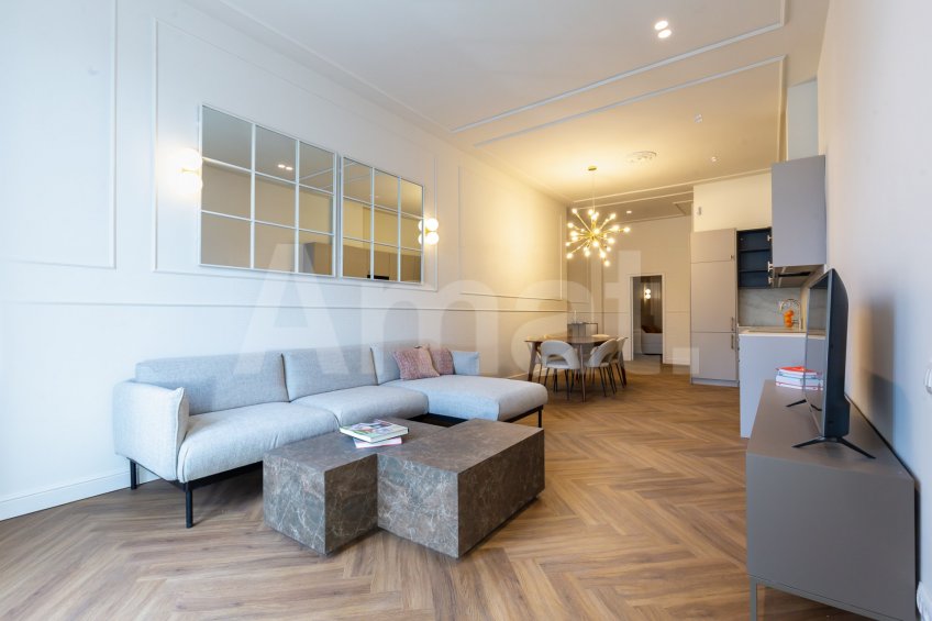 1840 APARTMENTS– Piso reformado y amueblado con 2 dorm.  con piscina