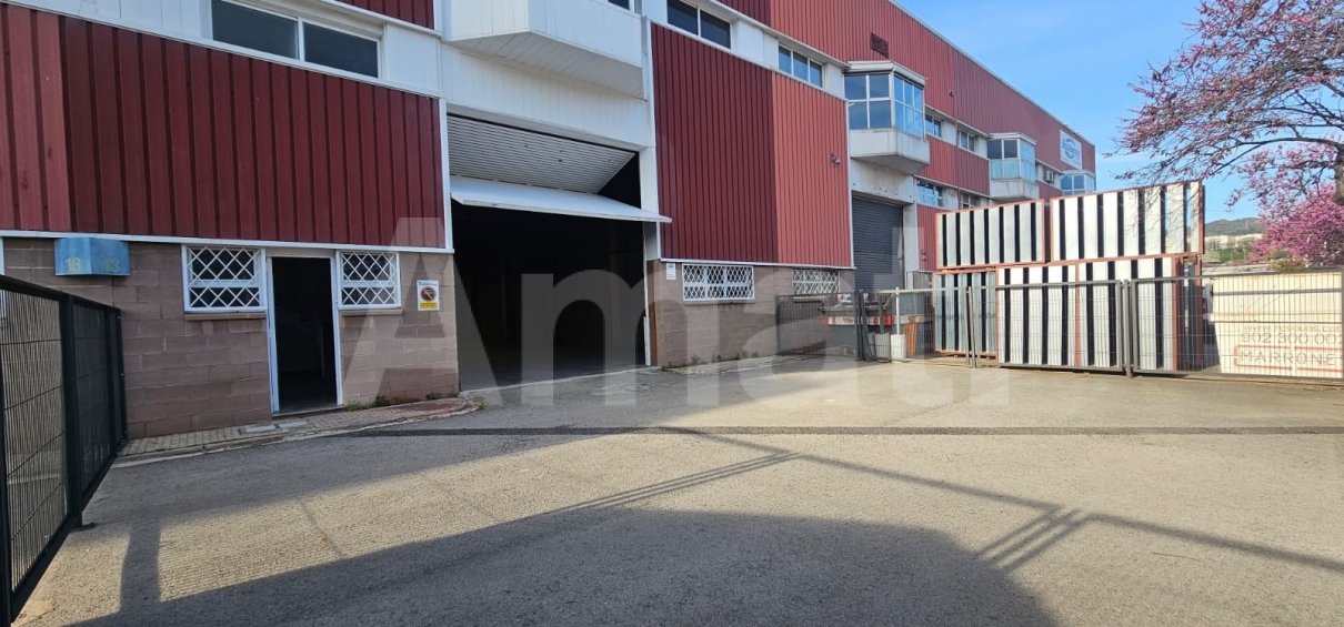 Nau industrial amb gran alçada i pati al Polígon El Pla -11