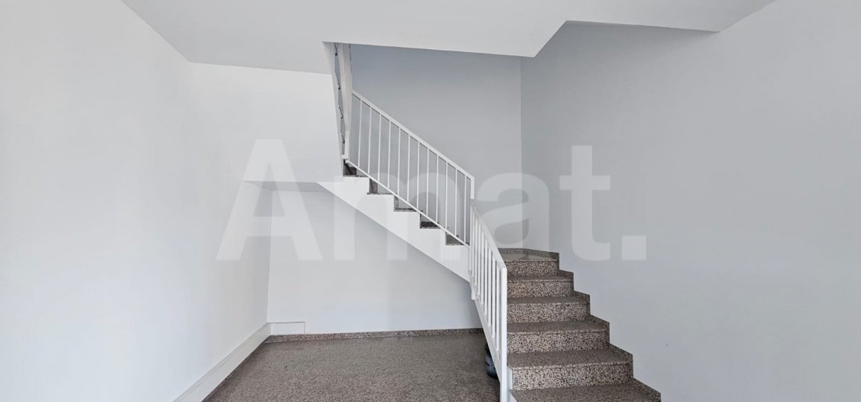 Nau industrial amb gran alçada i pati al Polígon El Pla -15