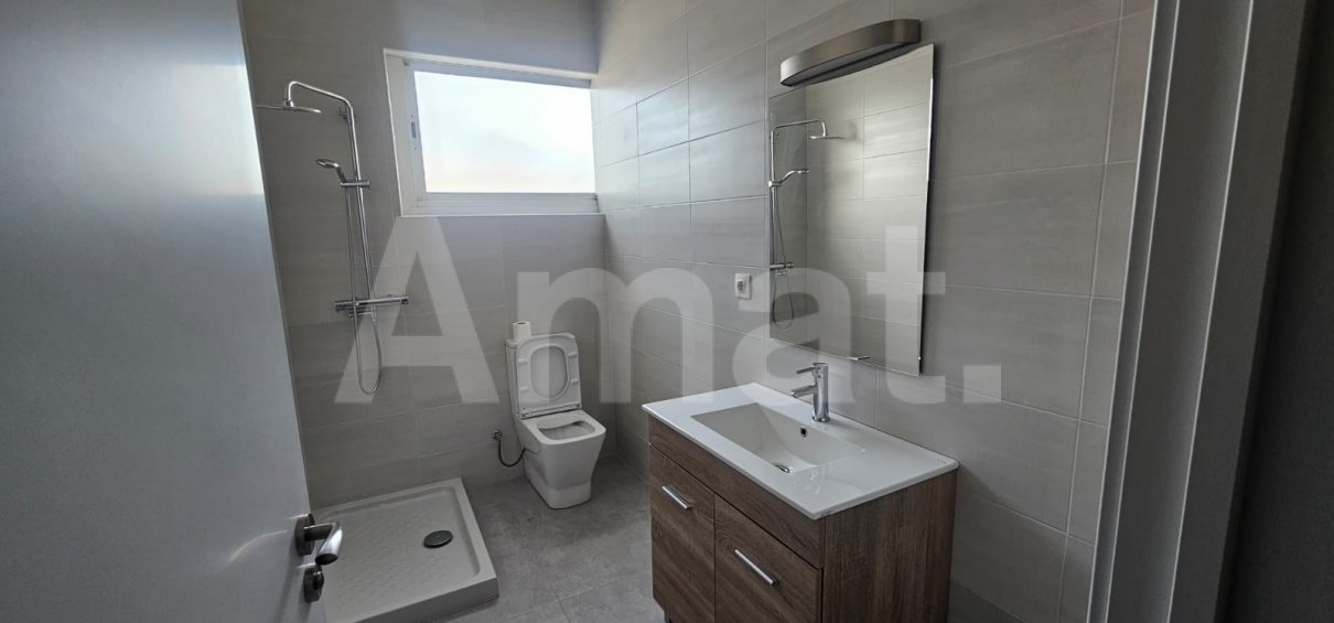 Nau industrial amb gran alçada i pati al Polígon El Pla -7