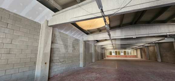 Nau industrial amb gran alçada i pati al Polígon El Pla -10