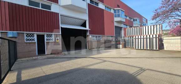 Nau industrial amb gran alçada i pati al Polígon El Pla -11