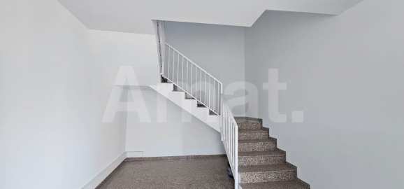 Nau industrial amb gran alçada i pati al Polígon El Pla -15