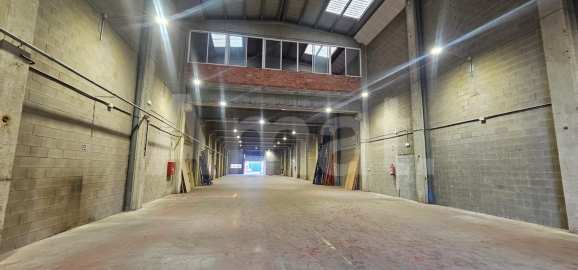 Nau industrial amb gran alçada i pati al Polígon El Pla -2