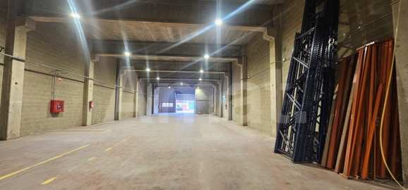 Nau industrial amb gran alçada i pati al Polígon El Pla -3