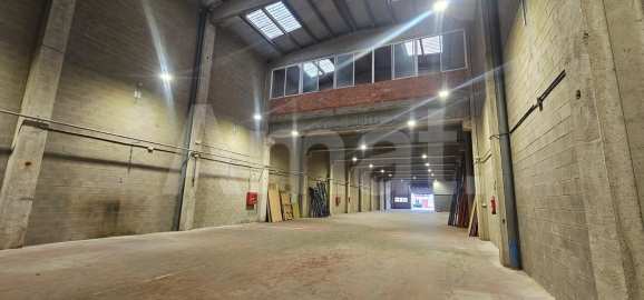 Nau industrial amb gran alçada i pati al Polígon El Pla -4