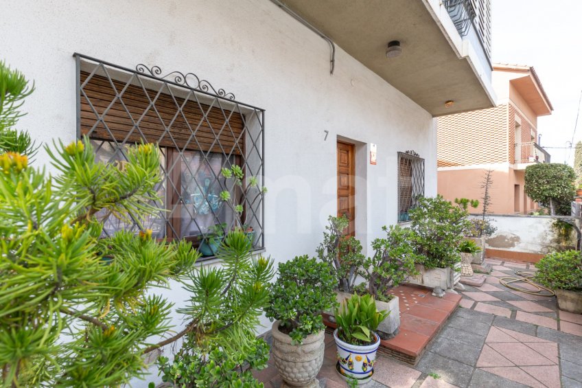 Casa unifamiliar con jardín, a reformar, al lado de la Biblioteca
