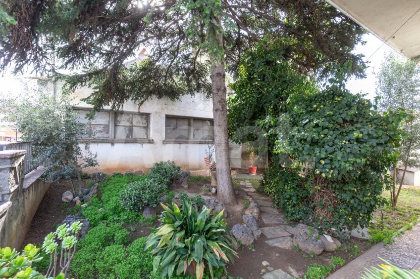 Casa unifamiliar con jardín, a reformar, al lado de la Biblioteca -25