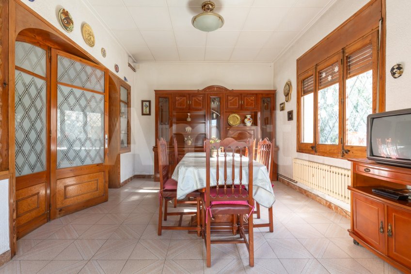 Casa unifamiliar con jardín, a reformar, al lado de la Biblioteca -4