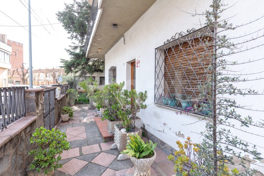 Casa unifamiliar con jardín, a reformar, al lado de la Biblioteca -48
