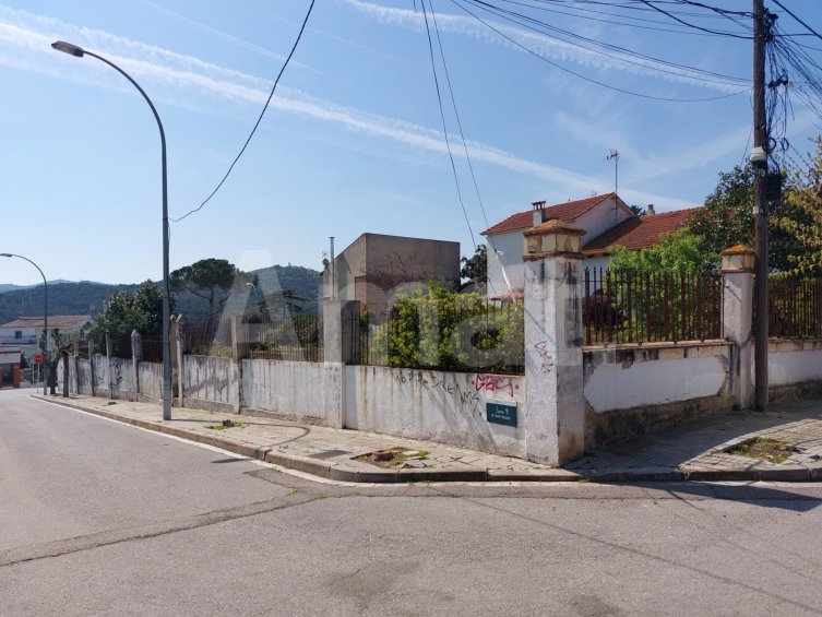 Terreno céntrico y esquinero, en La Martinica -3