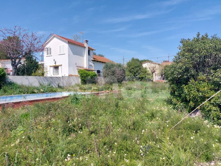 Terreno céntrico y esquinero, en La Martinica -4