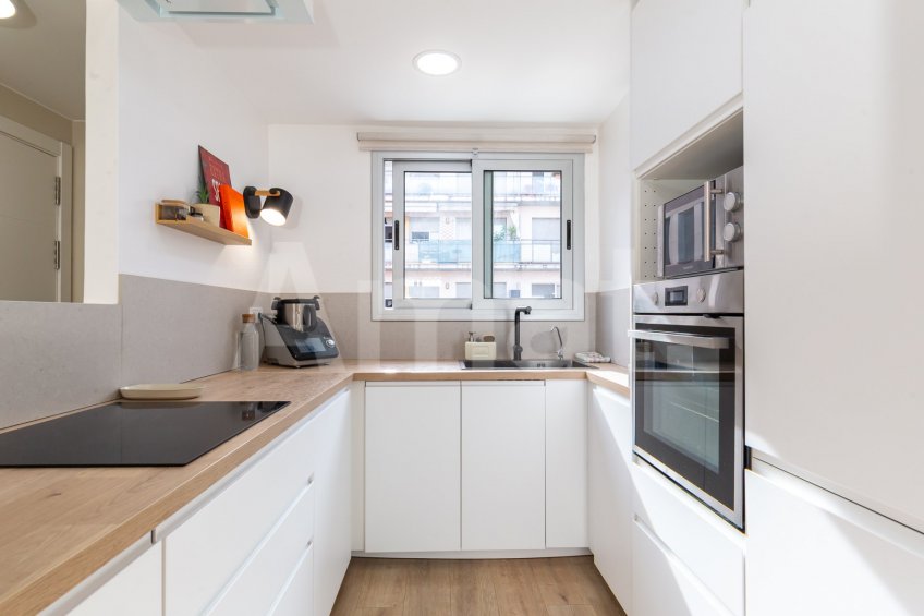 Ático dúplex con terraza y reformado, en el centro -3