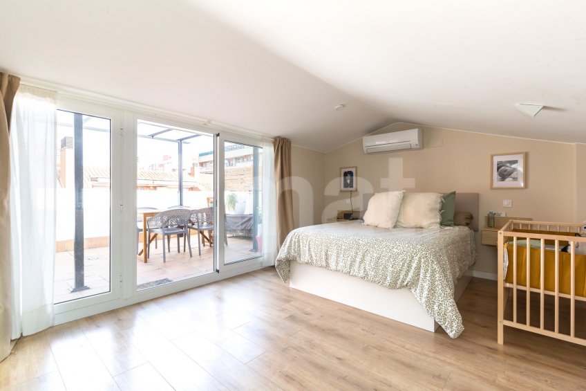 Ático dúplex con terraza y reformado, en el centro -4