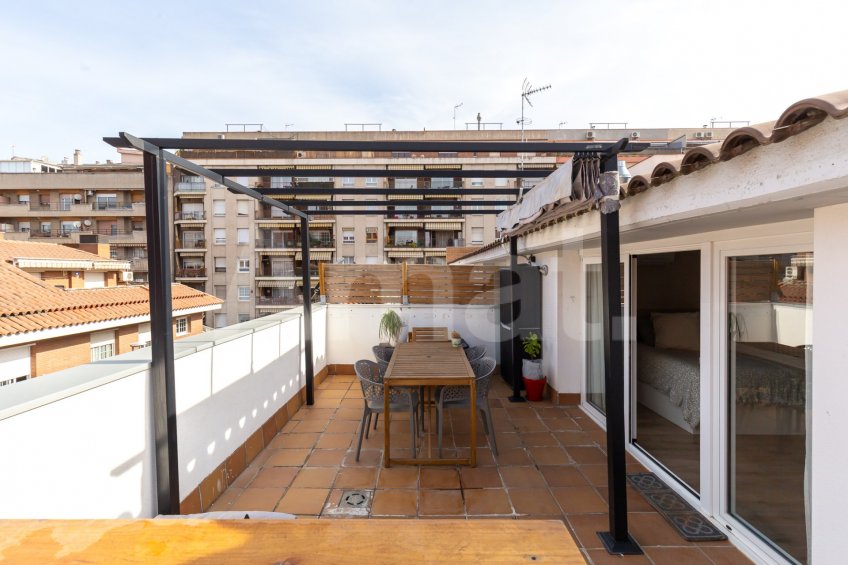 Ático dúplex con terraza y reformado, en el centro -42