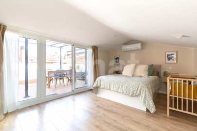 Ático dúplex con terraza y reformado, en el centro -4