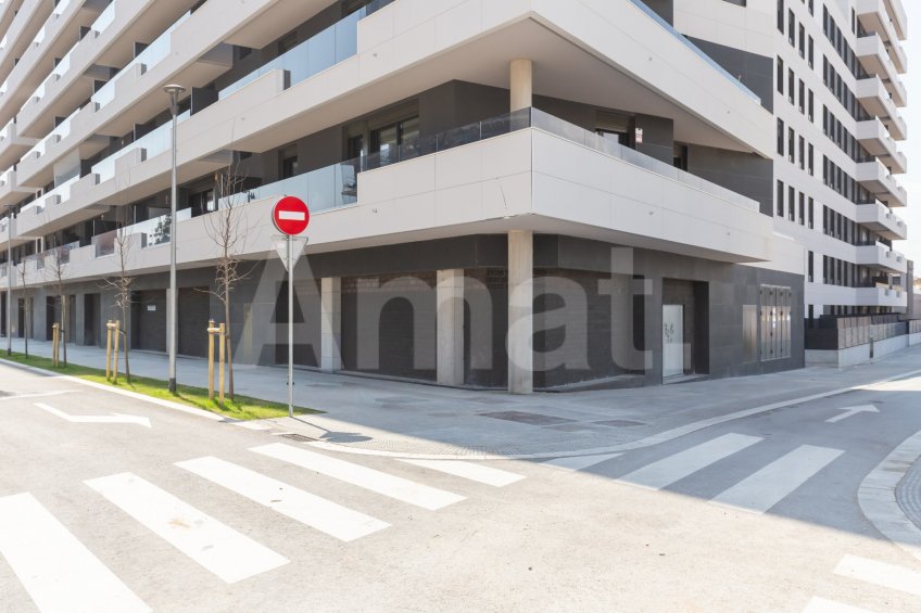 Local comercial diàfan de 129 m² a Montesa – Esplugues
