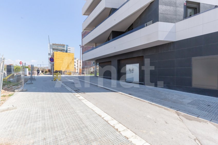 Local comercial diàfan de 129 m² a Montesa – Esplugues
 -13