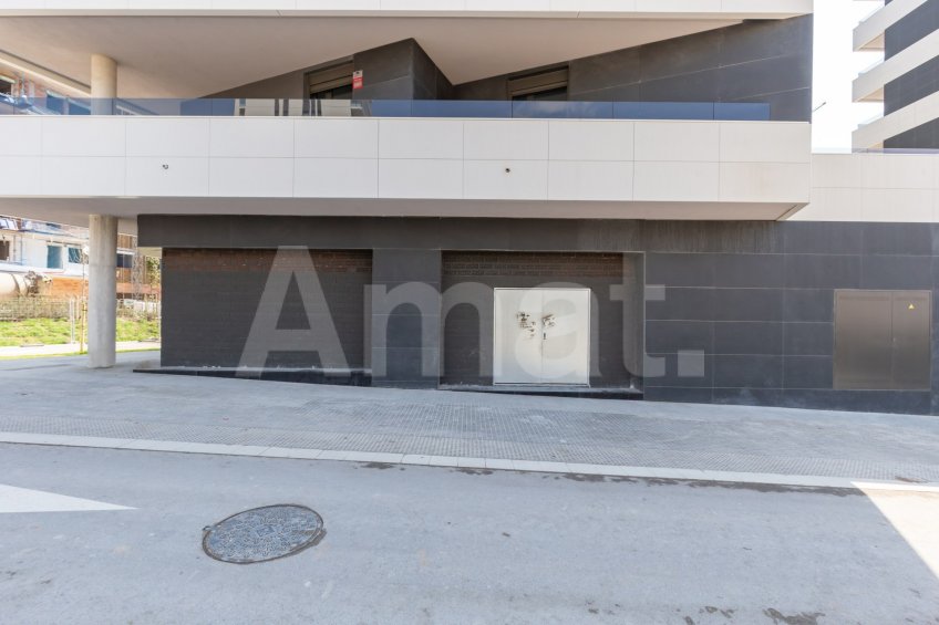 Local comercial diàfan de 129 m² a Montesa – Esplugues
 -14