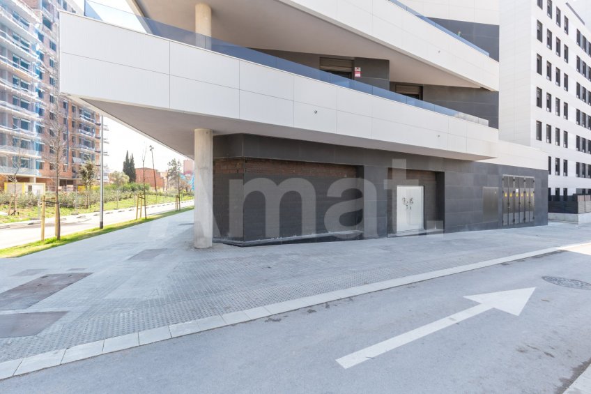Local comercial diàfan de 129 m² a Montesa – Esplugues
 -15