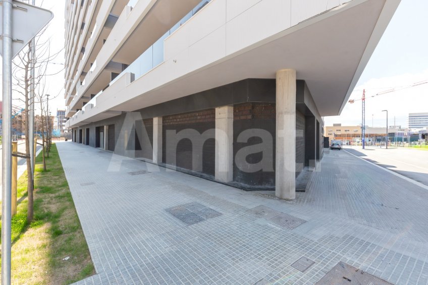 Local comercial diàfan de 129 m² a Montesa – Esplugues
 -16