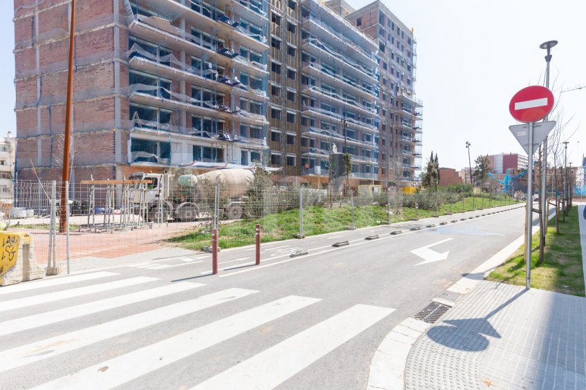 Local comercial diàfan de 129 m² a Montesa – Esplugues
 -18