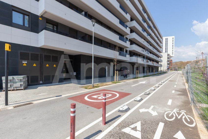 Local comercial diàfan de 129 m² a Montesa – Esplugues
 -19
