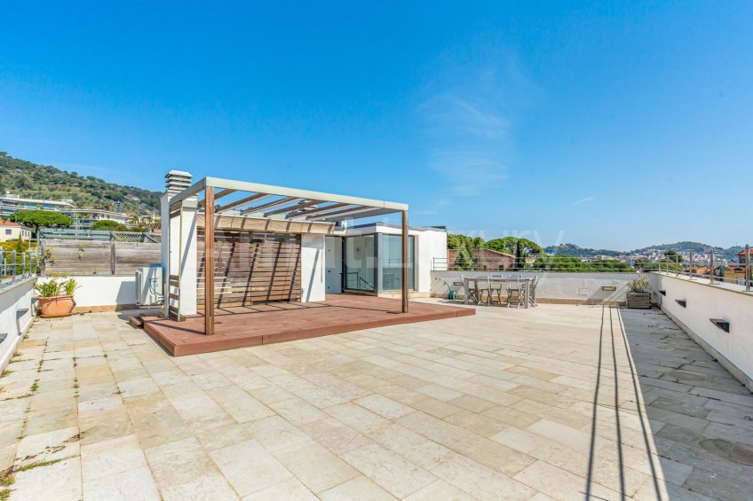 Exclusive penthouse with large terrace and views, in Bonanova