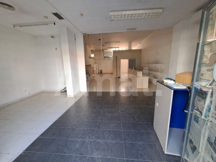 Local comercial a peu de carrer a Avinguda de Cornellà, Esplugues
 -4