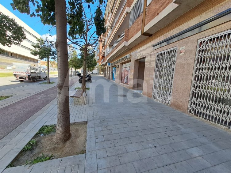 Local comercial a peu de carrer a Avinguda de Cornellà, Esplugues
 -9